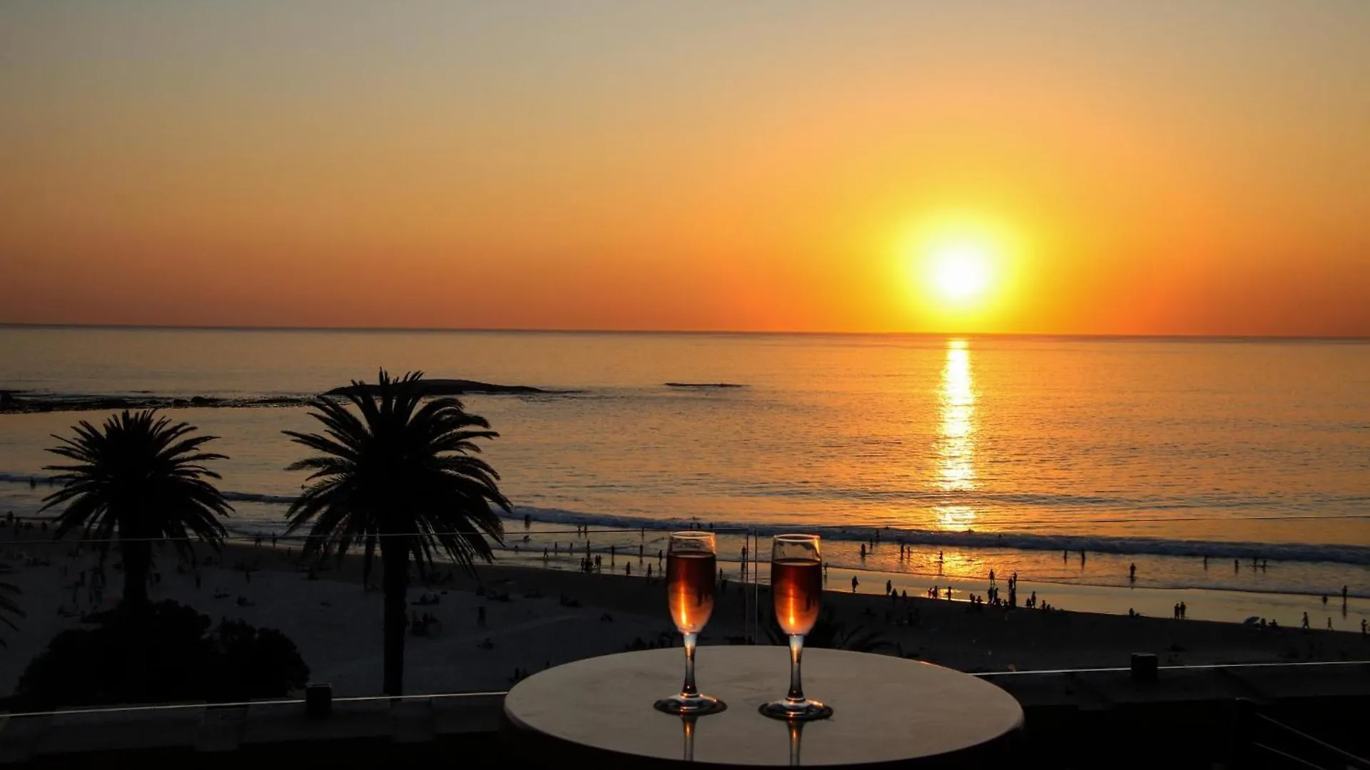 Apartment Camps Bay Beachside 2Bed W Sea View Cloud 9 Cape Town