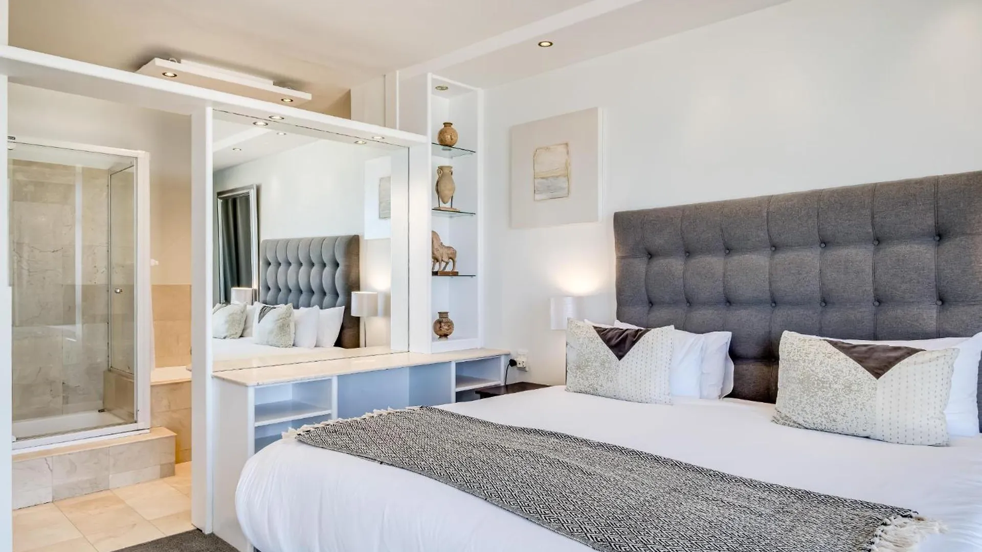 Apartment Camps Bay Beachside 2Bed W Sea View Cloud 9 Cape Town