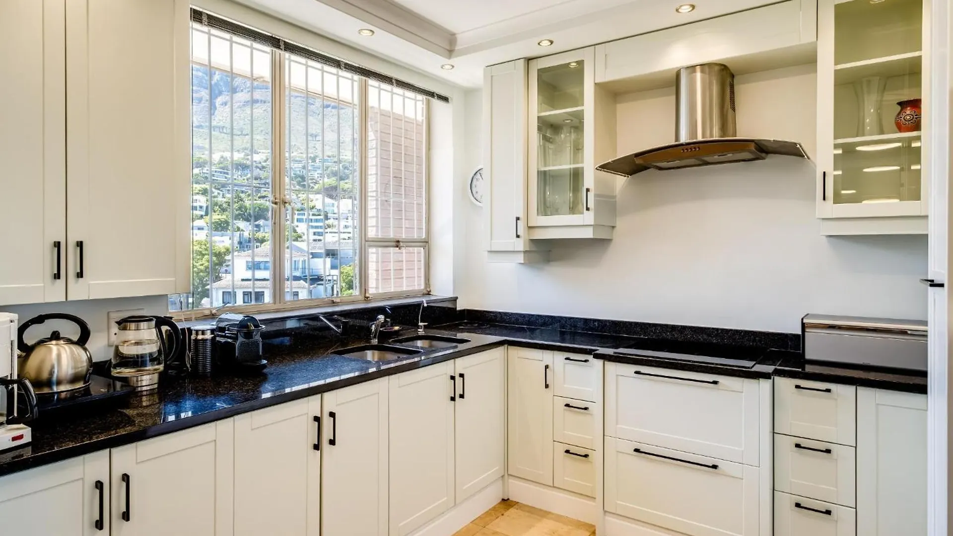Apartment Camps Bay Beachside 2Bed W Sea View Cloud 9 Cape Town