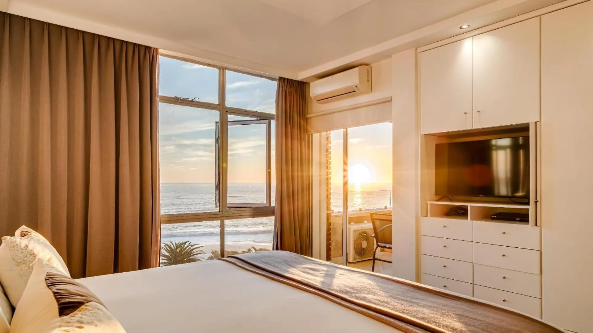 Camps Bay Beachside 2Bed W Sea View Cloud 9 Cape Town