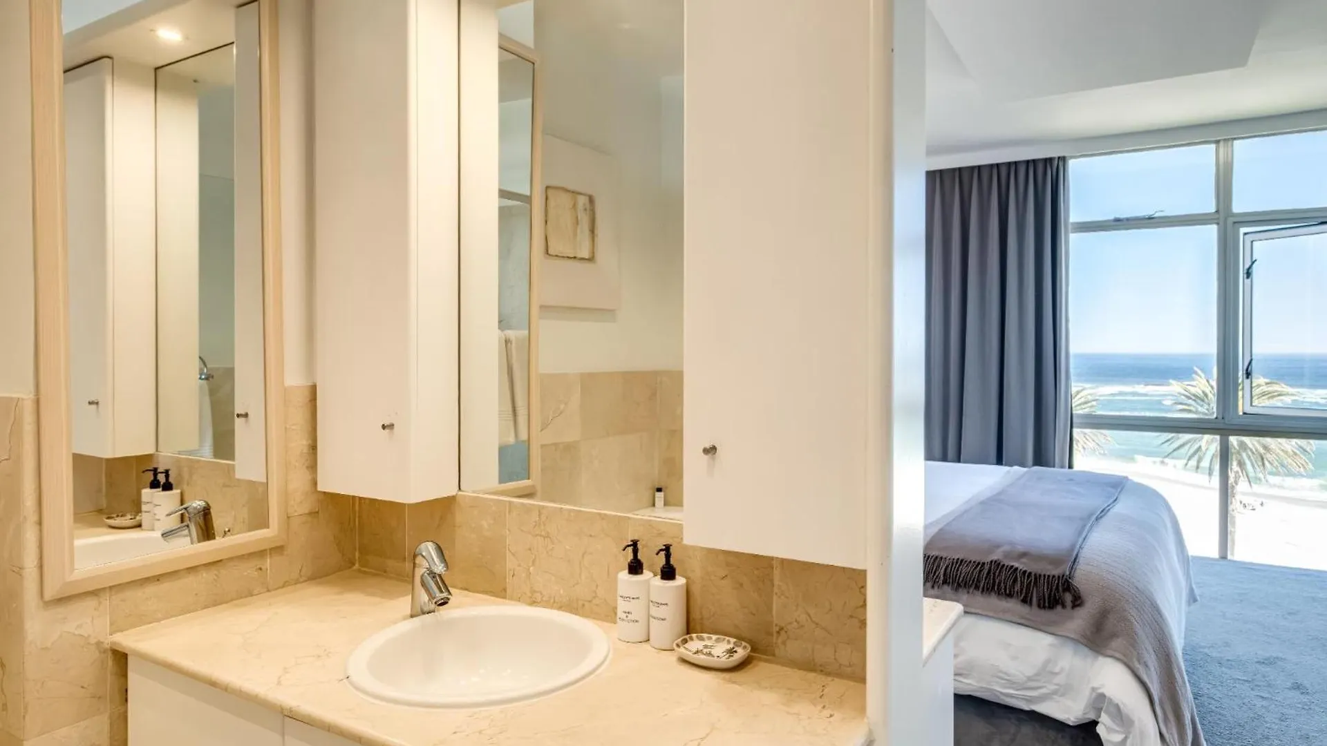 Camps Bay Beachside 2Bed W Sea View Cloud 9 Cape Town Apartment